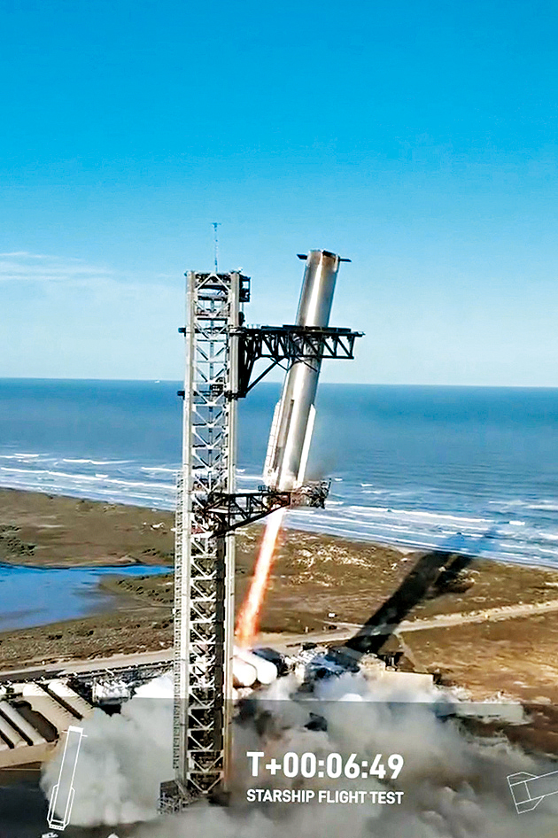 「星艦」火箭的第一級助推器，返回德州基地時由機械臂夾住回收，再表演「筷子夾住火箭」奇技。