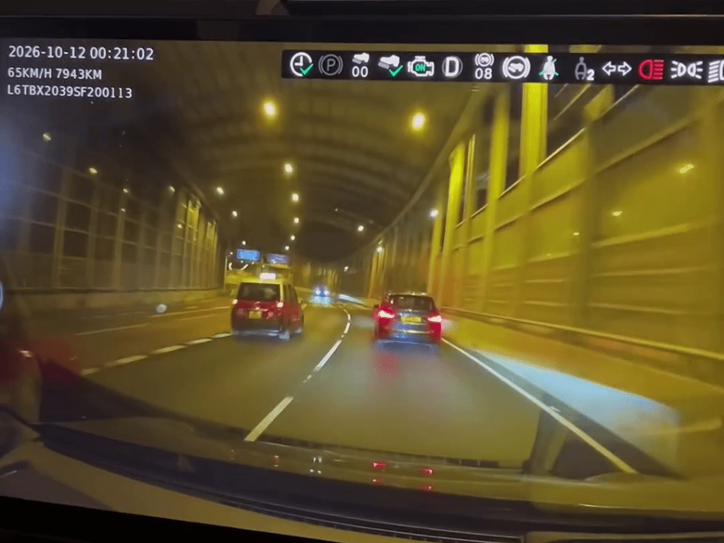 私家車逆線行駛。 私家車逆線行駛。