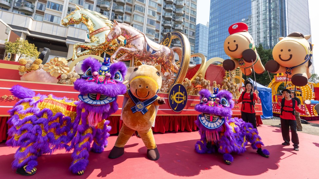 农历年初一举行的「新春国际汇演之夜」，马会花车以「同心同步同进　驰骋精彩马年」为题，由三匹璀璨夺目的骏马牵头。