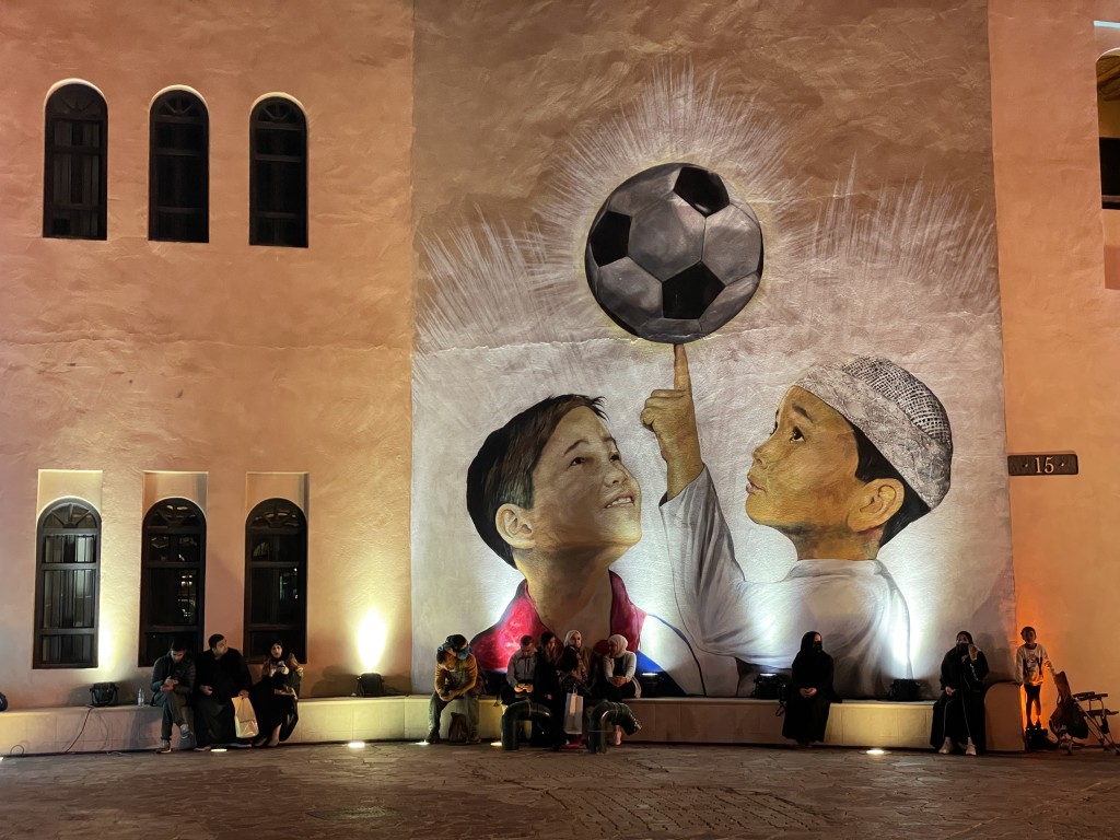 卡塔尔安排多处户外直播，让市民及游客欣赏亚洲杯。 吴家祺摄