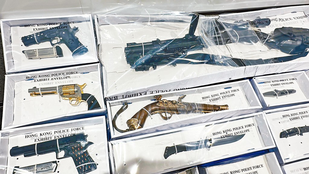 警方在单位内搜出7支仿制枪械及一批刀剑等武器。