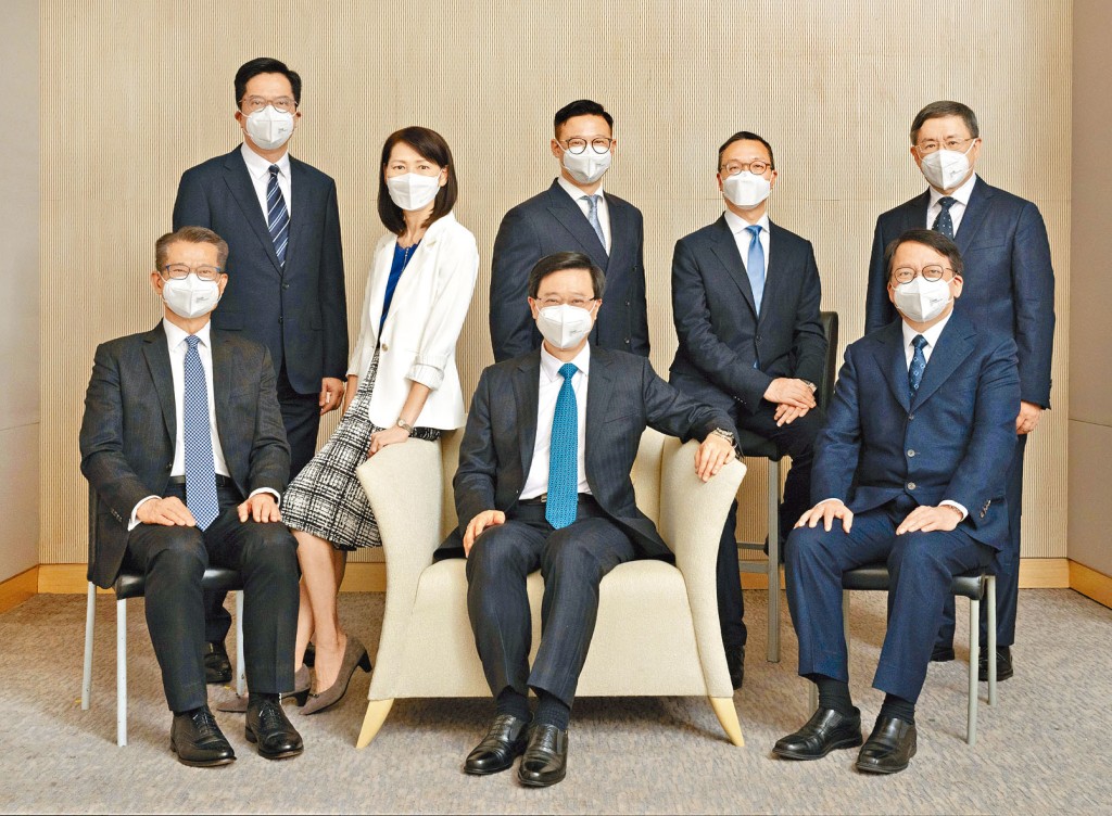 候任特首李家超，与新班子中三位司长、副司长及特首办主任合照。