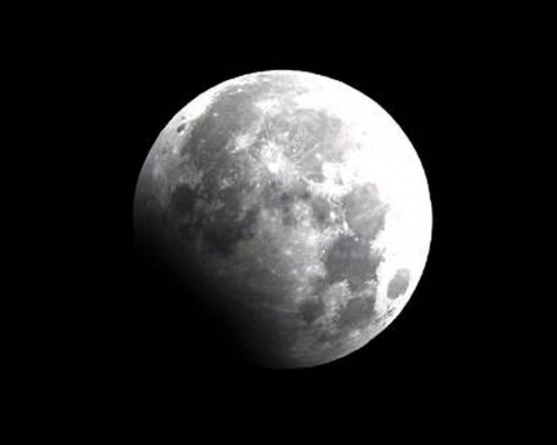 下月17日凌晨香港上空將可看到月偏食。 資料圖片