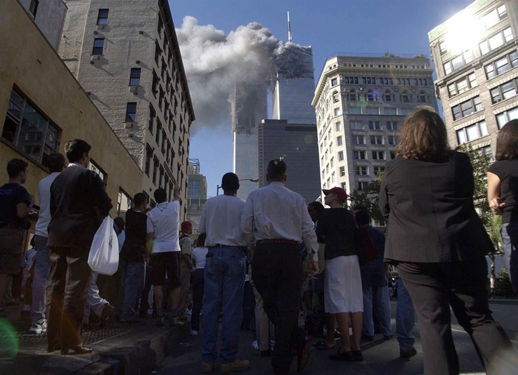 下曼克頓民眾湧上街頭，不敢置信看着雙子塔大樓在眼前受到攻擊、冒出濃煙。美聯社