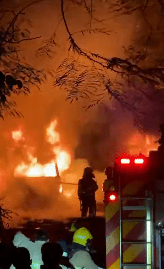 從不同網上影片及照片可見，現場火勢頗大。fb「車cam L（香港群組）」