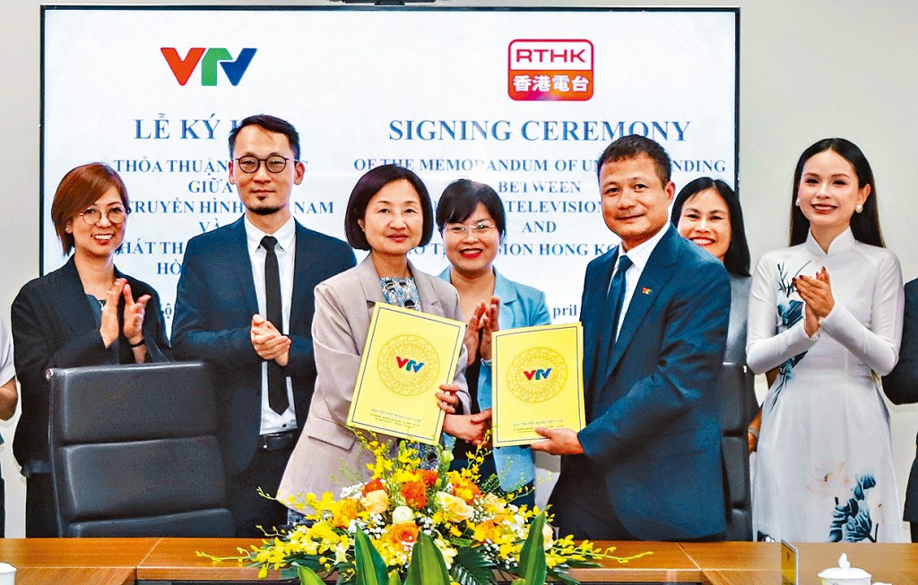 廣播處長關婉儀（前排左）與越南電視台副台長杜德黃（前排右）簽署備忘錄。