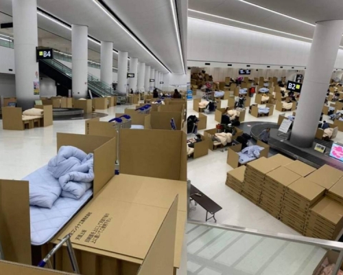 日本成田機場設紙箱床位，提供給等待採檢結果的入境者過夜。(網圖)
