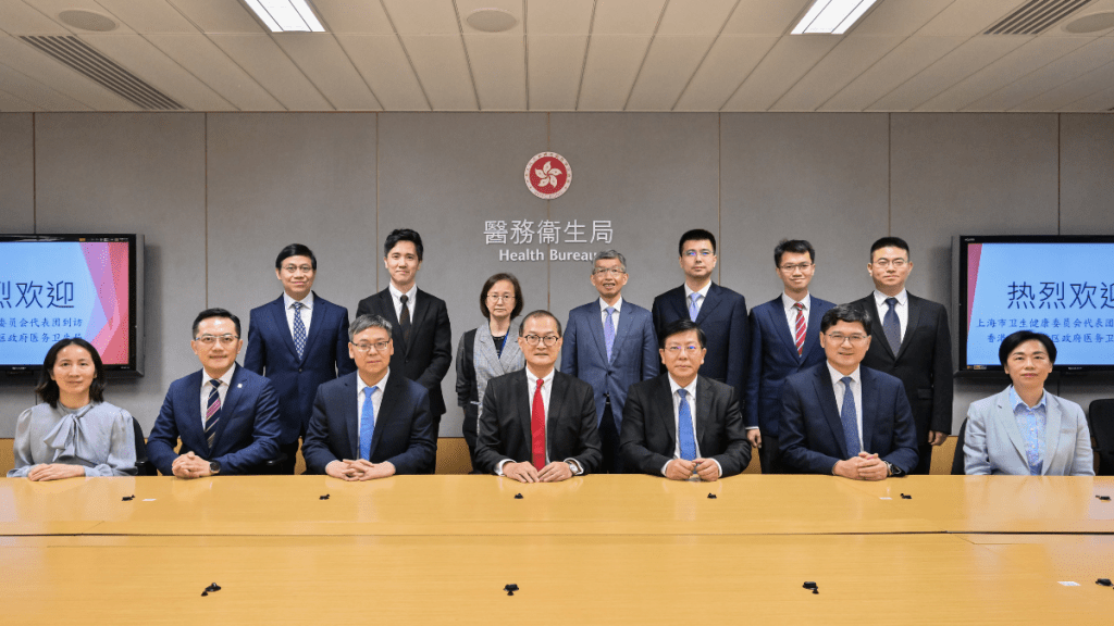 醫衞局長盧寵茂（前排中）、上海衞健委主任聞大翔（前排右三）、衞生署署長林文健（前排左二）、衞生署規管事務總監趙佩燕（後排左三）、醫管局行政總裁高拔陞（前排右二）、醫管局聯網服務總監鄧耀鏗（後排右四）和其他與會者合照。