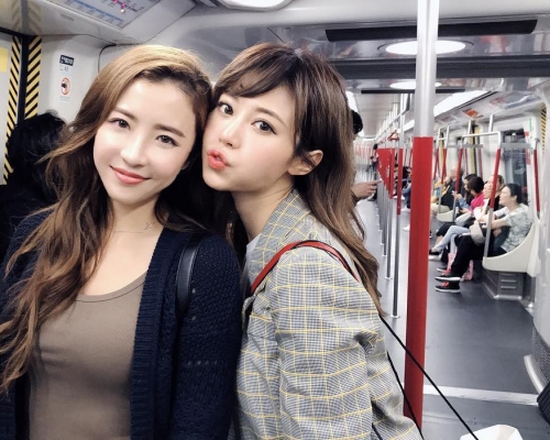 利穎怡和林泳淘在港鐵車廂自拍。（ig圖片）
