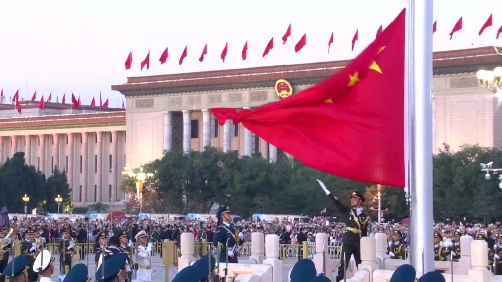 北京天安門廣場清晨舉行國慶升旗儀式。 央視截圖