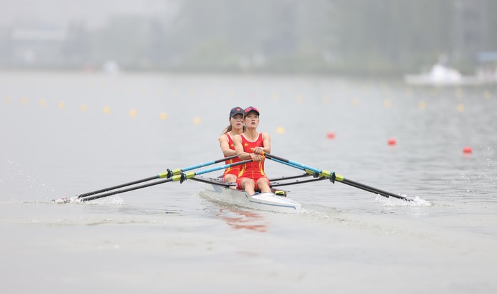 鄒佳琪和邱秀萍合作奪得杭州亞運會第一面金牌。新華社