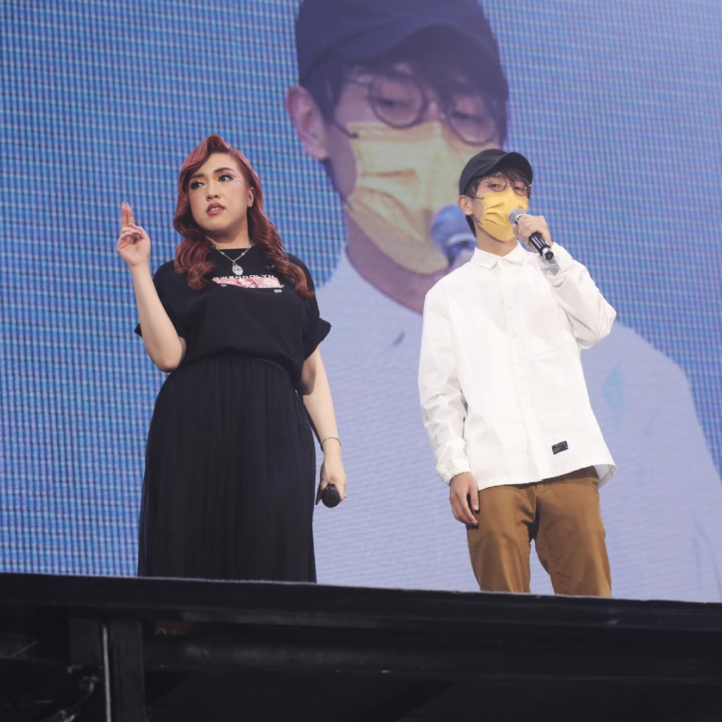 Serrini與家謙合唱《蘇菲亞的波霸珍珠奶茶》。