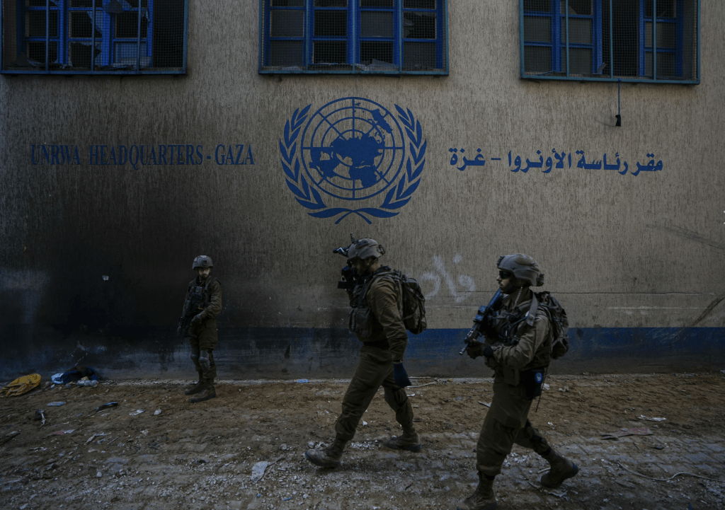 以军宣称，在联合国巴勒斯坦难民救济和工程处（近东救济工程处）于加沙的总部地下，找到一条供哈马斯成员使用的地下通道。美联社