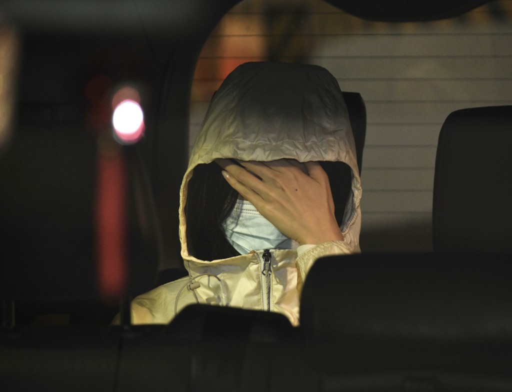海關至今拘捕2人,包括公司的女秘書。 海關至今拘捕2人,包括公司的女秘書。