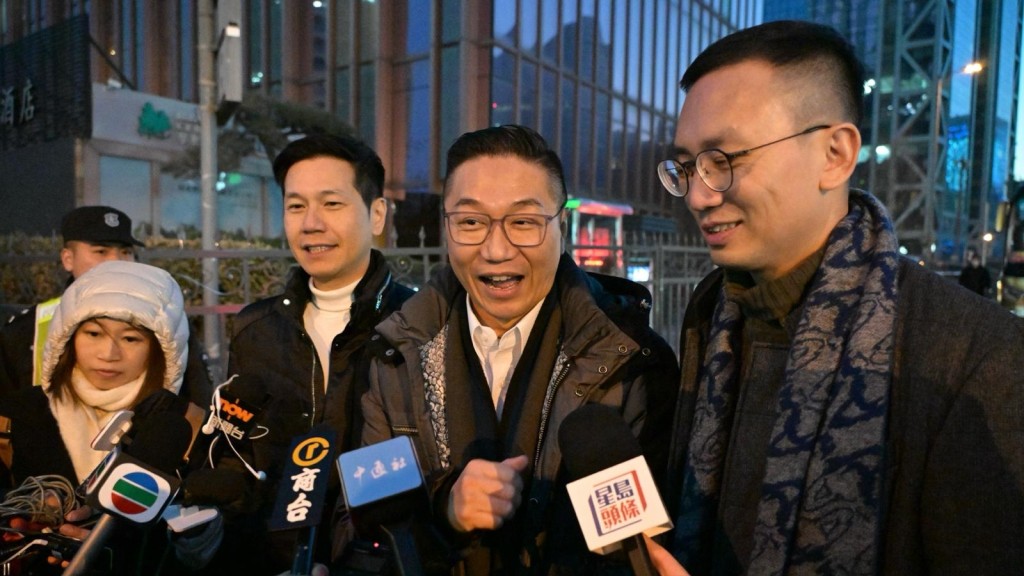 邵家辉(右二)表示他们到达酒店的过程畅顺，将「唞足精神」准备明日的会议。苏正谦摄
