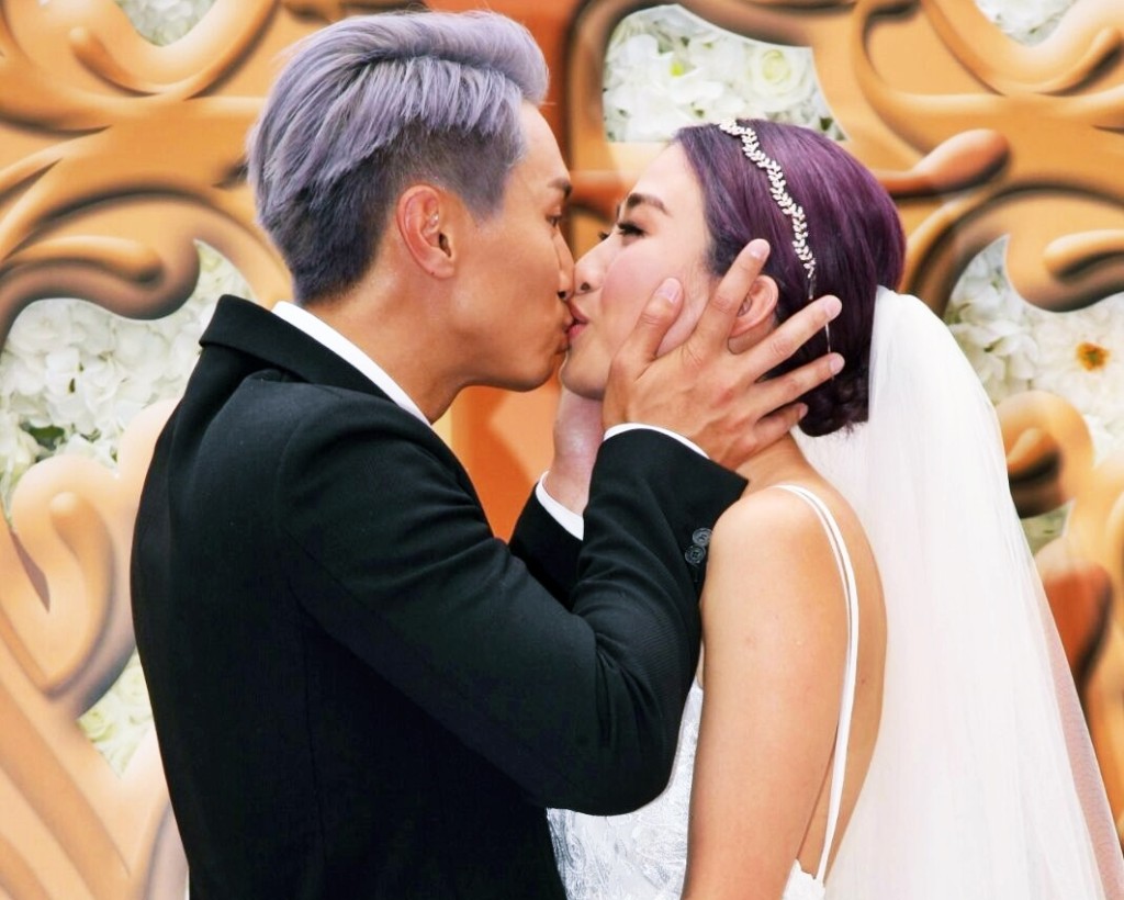 Jason捉住老婆咀不停