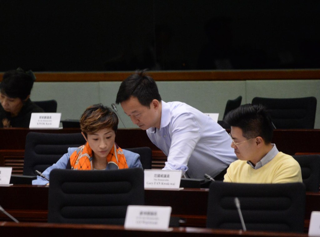 立法會的法案委員會第7次審議《國歌條例草案》,審議國歌要以符合尊嚴方式奏唱的條文。