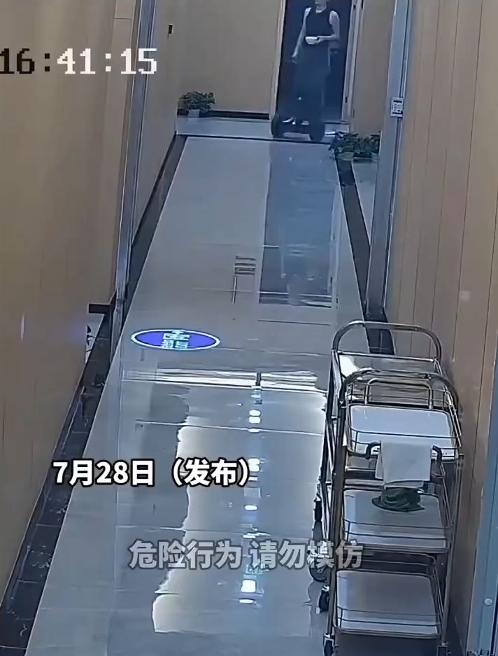 懷孕黑衣女在室內駕平衡車，與人相撞後小產。微博