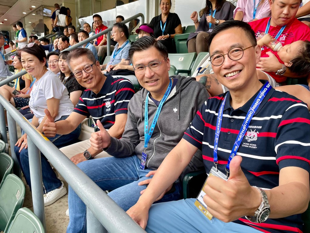 陈茂波、杨润雄和立法会议员一同观赏七榄赛事。杨润雄facebook