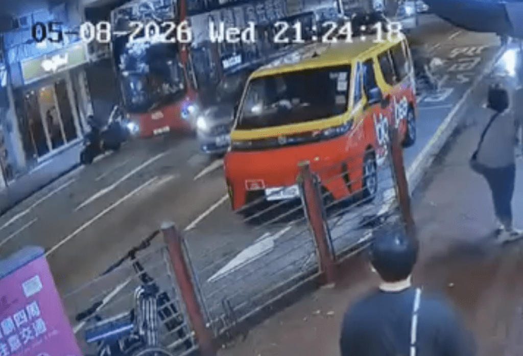 意外後,單車男隨即以粗言喝罵對方。Facebook 車cam L(香港群組)影片截圖 意外後,單車男隨即以粗言喝罵對方。Facebook 車cam L(香港群組)影片截圖