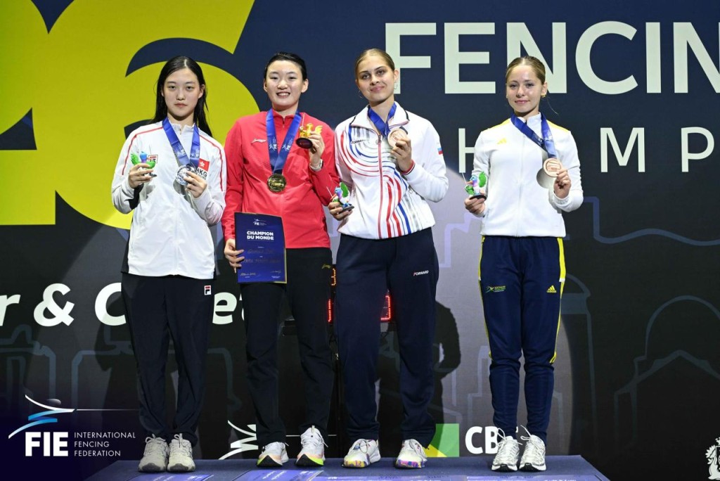 中國潘其妙（左二）包辦今屆世青「青年組」及「少年組」雙冠軍，楊書涵（左一）奪亞。FIE FB圖