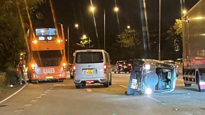 吐露港公路小貨車撞九巴後翻側 女司機自行脫困 報稱被風吹至失控。馬路的事討論區FB