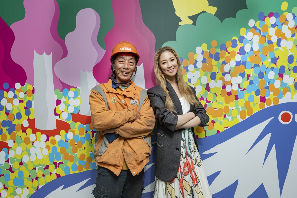 李徐子淇和有份參與興建中環新海濱三號項目的群哥於項目的大型戶外藝術圍板「Realising Central Cityscapes」 拍照留念。