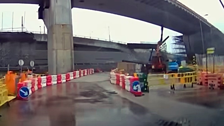 地盤工字鐵墮下一刻。fb：HongKong CarCam