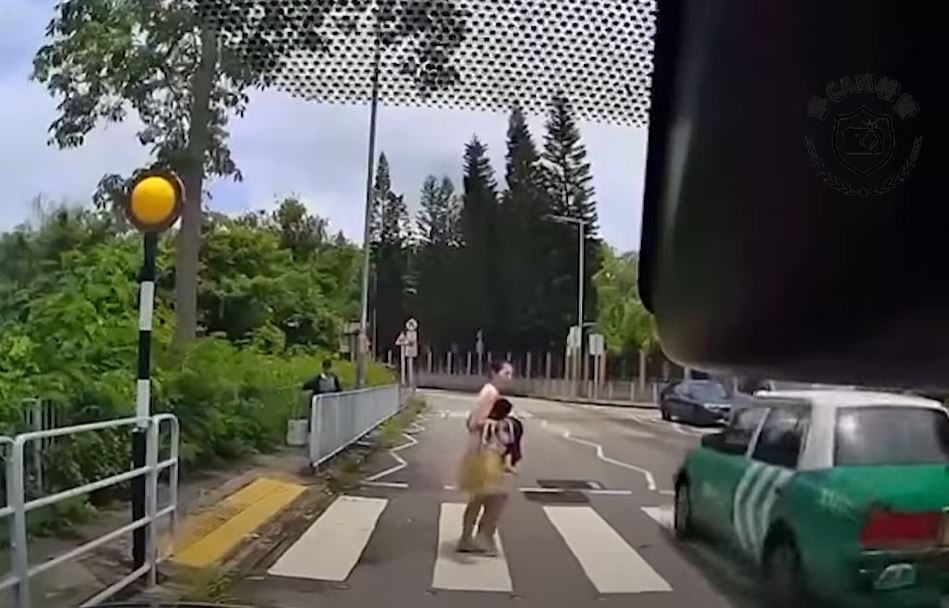 綠的越過Cam主私家車，逆線駛過行人過路線。網上影片截圖