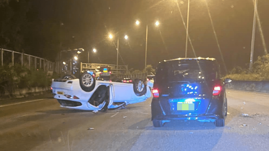 白色私家車懷疑失控自炒,四輪朝天。網上圖片