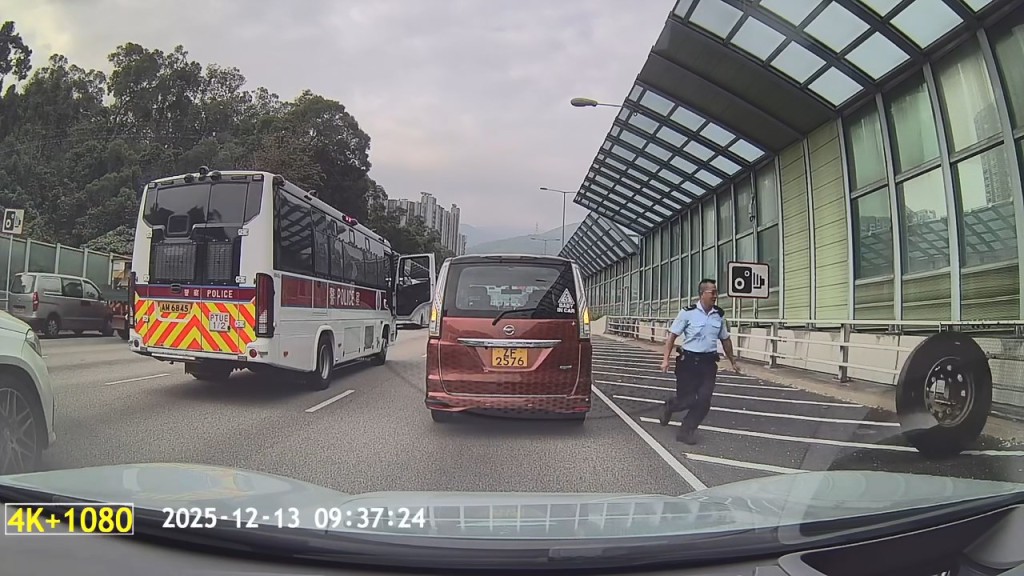 男警「起飛腳」踢跌輪胎。網上片段截圖 男警「起飛腳」踢跌輪胎。網上片段截圖