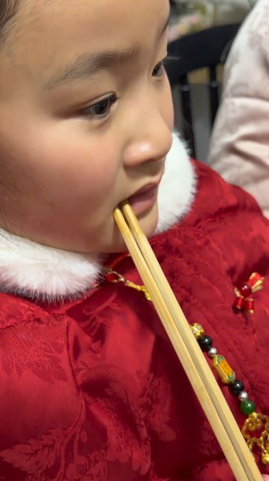 女孩面对造型奇诡的菜式不敢下筷。抖音