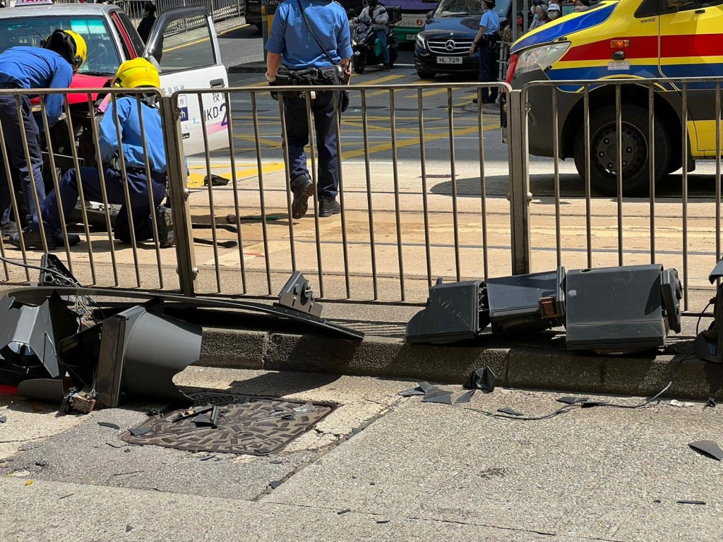 英皇道一交通燈柱損毀。讀者提供
