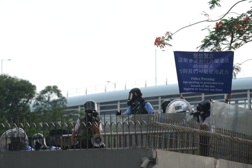 長沙灣警警員警告盡快散開。