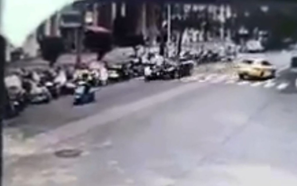 福州有私家車失控撞飛多輛電動車及司機。