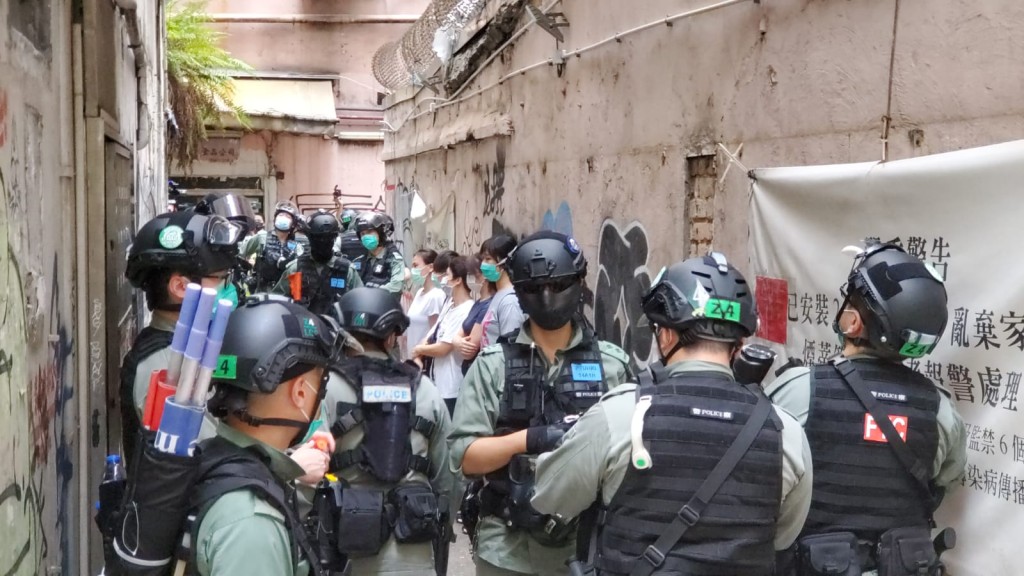 防暴警在波斯富街橫巷截查多人。