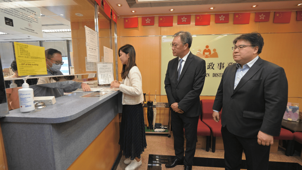 選舉管理委員會主席陸啟康(右二)到訪位於中西區民政事務處接收2023年區議會一般選舉提名表格的選舉主任辦事處,視察場地的準備情況。政府新聞處