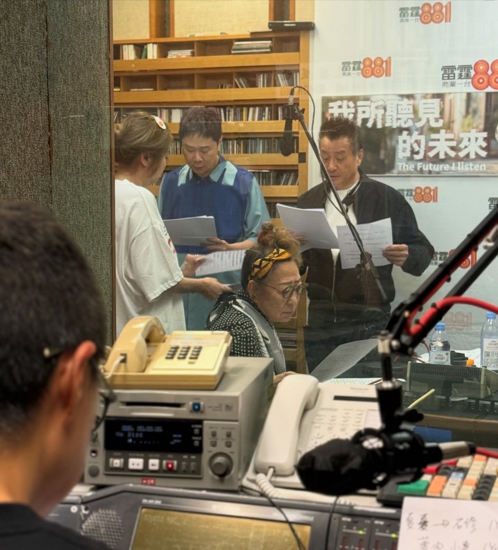 陳志雲主持881台節目《在晴朗的一天出發》。 陳志雲主持881台節目《在晴朗的一天出發》。