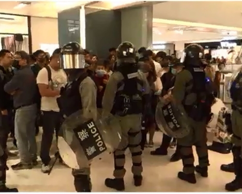 防暴警察進入沙田新城市廣場。now影片截圖