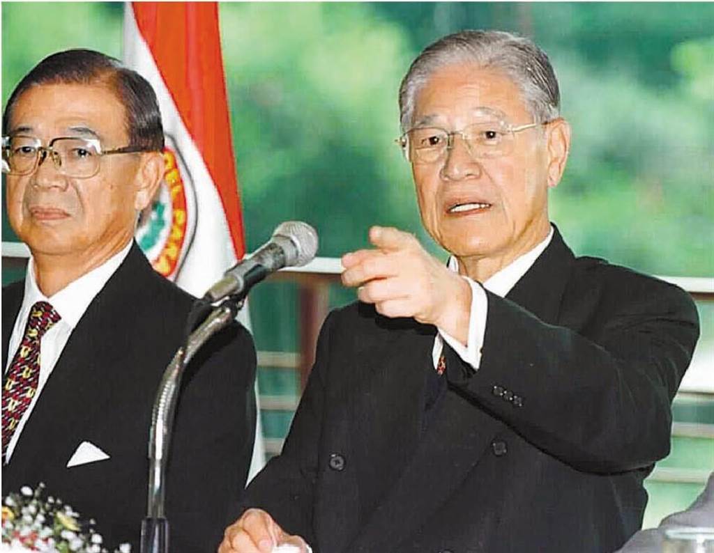 已故台湾领导人李登辉（右）。中时