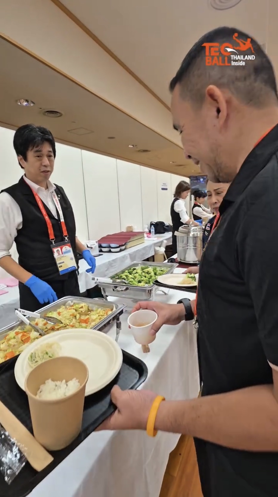 教練看到旁邊還有一盤菜，竟被告知「菜只能選一款」。  fb / Teqball Thailand Inside