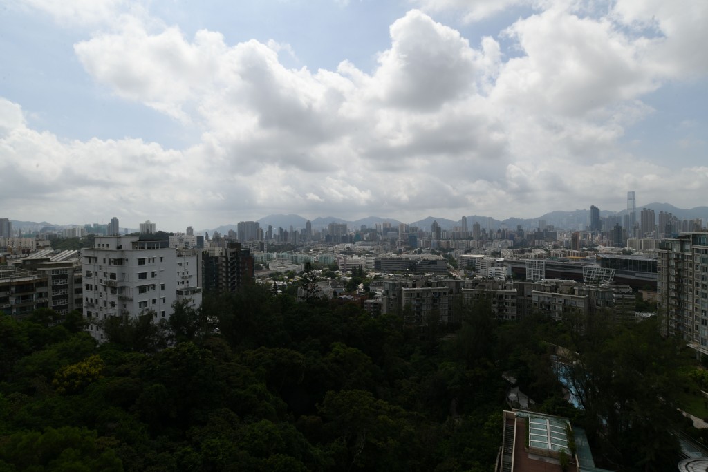 單位近望綠林美景,並可遠眺九龍塘又一城一帶。