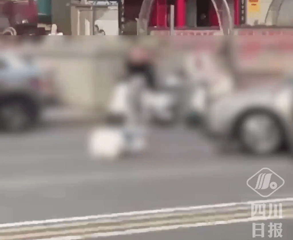 恐怖司機撞倒女子後來回輾壓。 四川日報