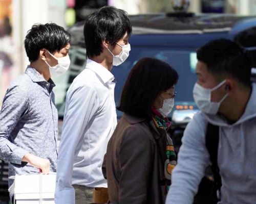 日本疫情嚴峻口罩需求甚大。AP