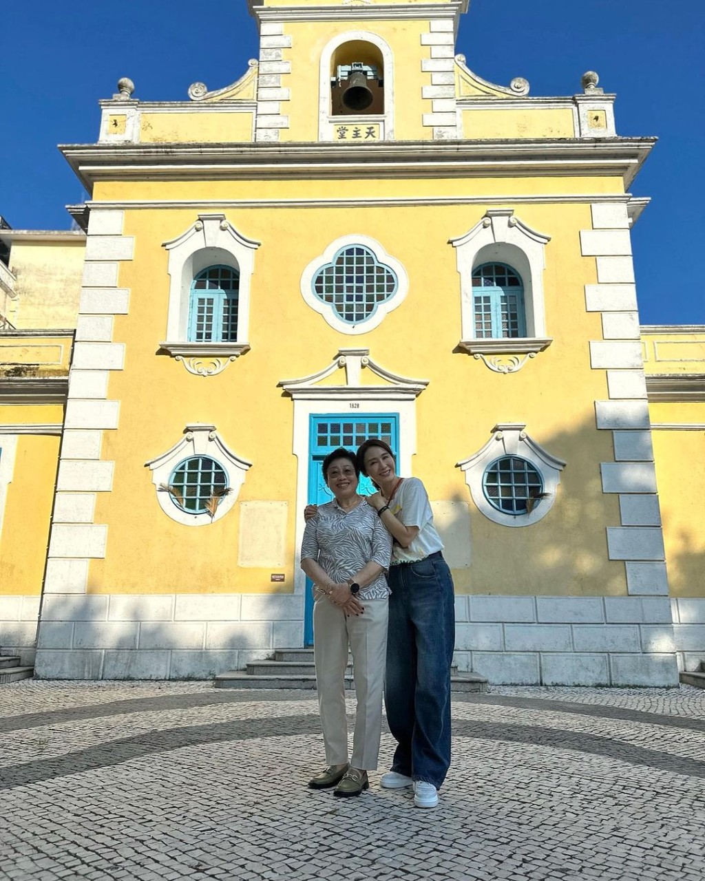 黎姿與母親在天主堂前合照。