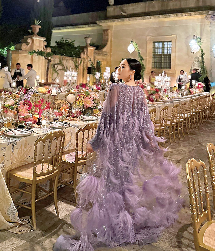首晚派对，她穿上Pamella Roland设计的紫色礼服，精致的珠饰和羽毛配搭别具气派，行走时从后看如如孔雀开屏。