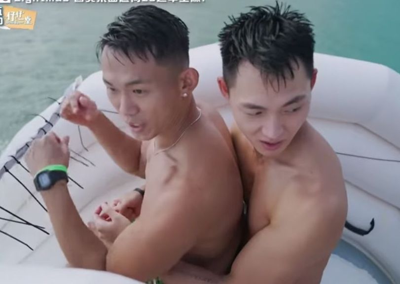 舞台劇演員Ho Ho對Louis一見鍾情,仲仆住一齊玩滑水梯。