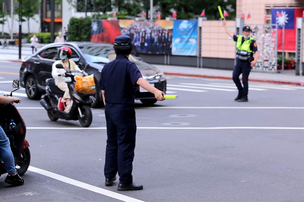 停電期間台灣警方派員指揮交通。網上圖片
