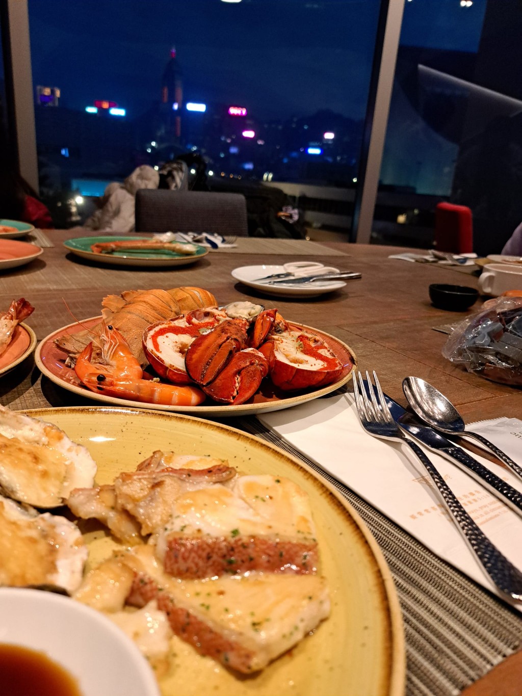 楼主：亲友去尖沙咀食自助，其老火汤好饮，结果共饮咗10碗。fb「香港茶餐厅及美食关注组」图片