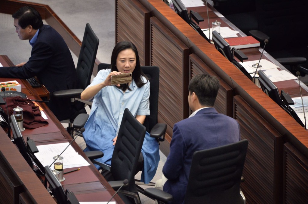 民建聯葛珮帆以手機直播會議,遭多名民主派議員投訴。
